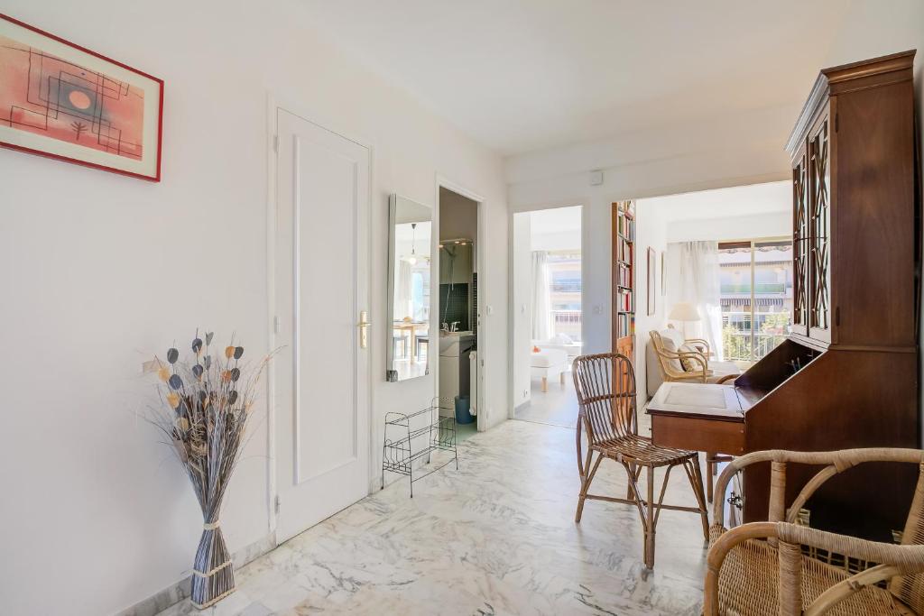 ein Wohnzimmer mit einem Klavier und einem Schreibtisch in der Unterkunft Appartement Le Fabiola - Happy Rentals in Antibes