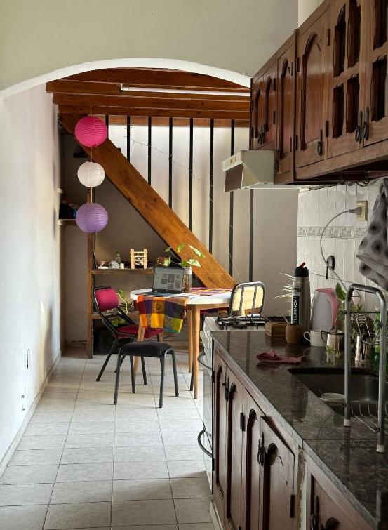 戈多伊克魯斯的住宿－Habitacion DOBLE en casa compartida，一间带桌子的厨房和一间餐厅