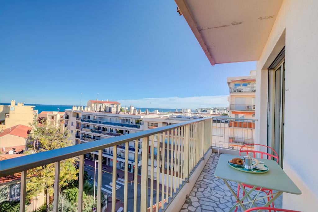 Ein Balkon oder eine Terrasse in der Unterkunft Appartement Le Fabiola - Happy Rentals