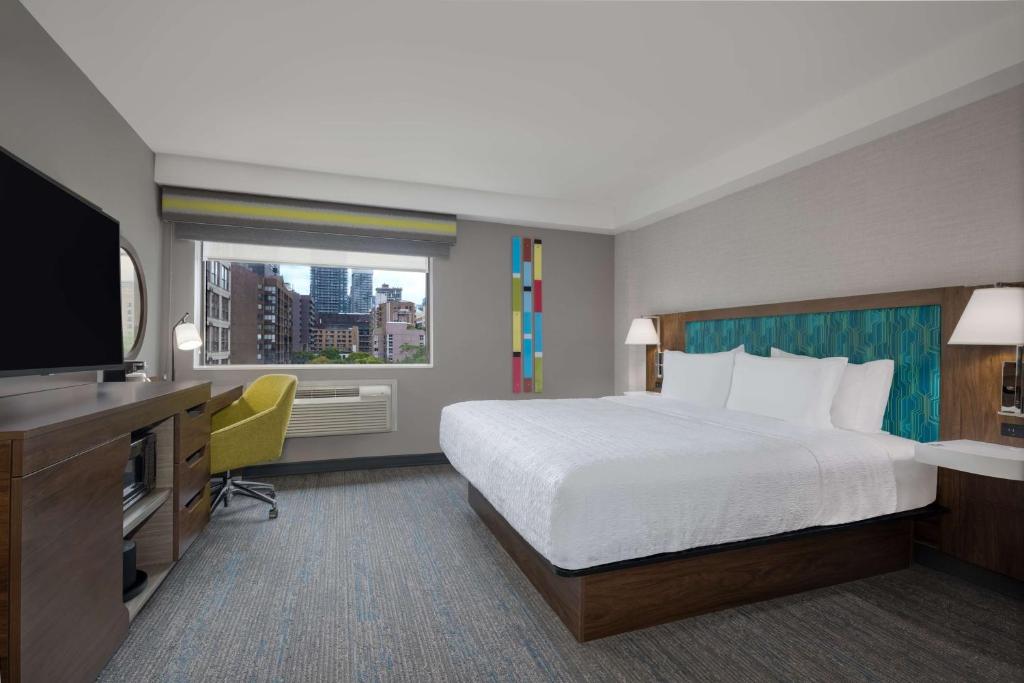 Postel nebo postele na pokoji v ubytování Hampton Inn & Suites by Hilton Toronto Downtown