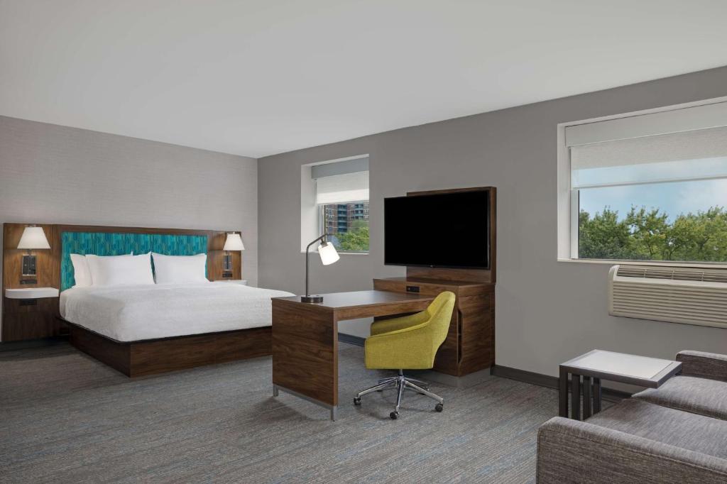Postel nebo postele na pokoji v ubytování Hampton Inn & Suites by Hilton Toronto Downtown