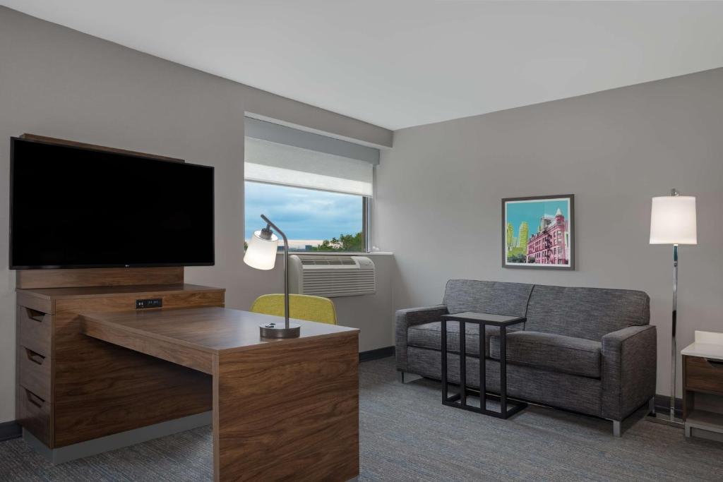 TV a/nebo společenská místnost v ubytování Hampton Inn & Suites by Hilton Toronto Downtown