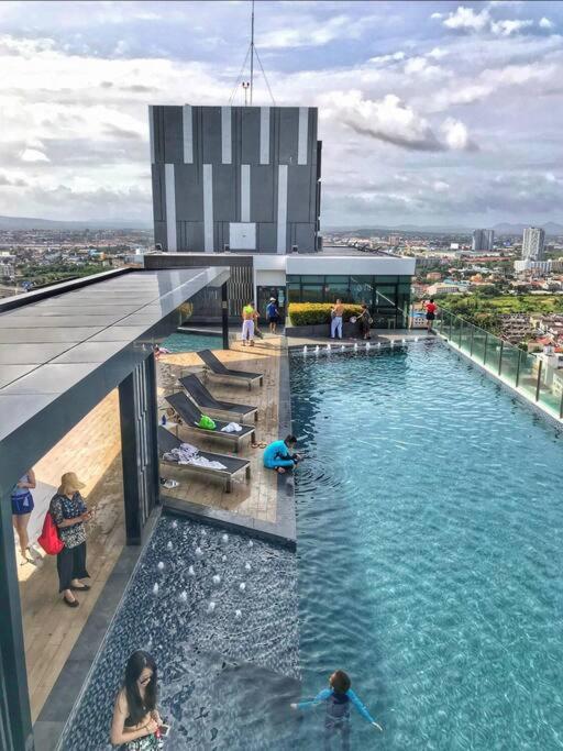 A piscina localizada em 海景2居室芭堤雅市区the base网红无边泳池紧邻中央商场 ou nos arredores
