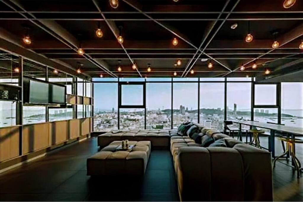 Uma área de estar em 海景2居室芭堤雅市区the base网红无边泳池紧邻中央商场