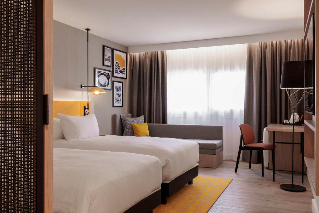 Postel nebo postele na pokoji v ubytování Hilton Garden Inn Marseille Provence Airport