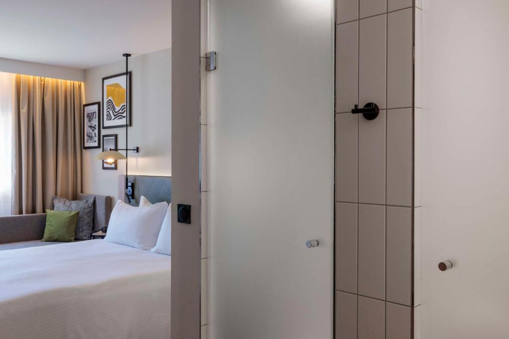 Postel nebo postele na pokoji v ubytování Hilton Garden Inn Marseille Provence Airport