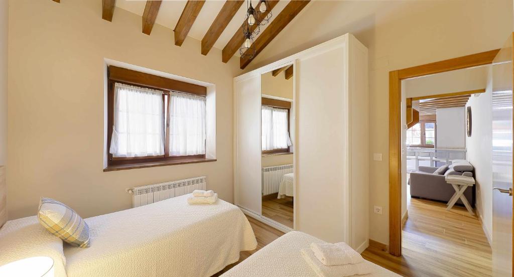 Postel nebo postele na pokoji v ubytování Casa Celis 2 by El Balcón del Sueve
