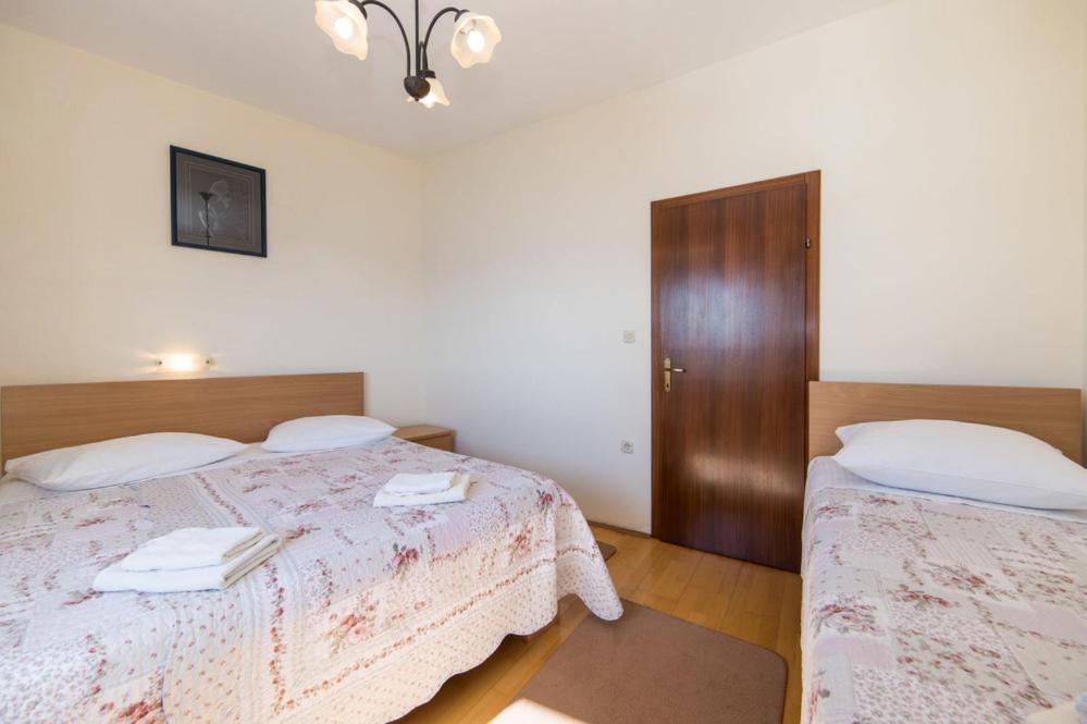 Postel nebo postele na pokoji v ubytování Apartments Dominko