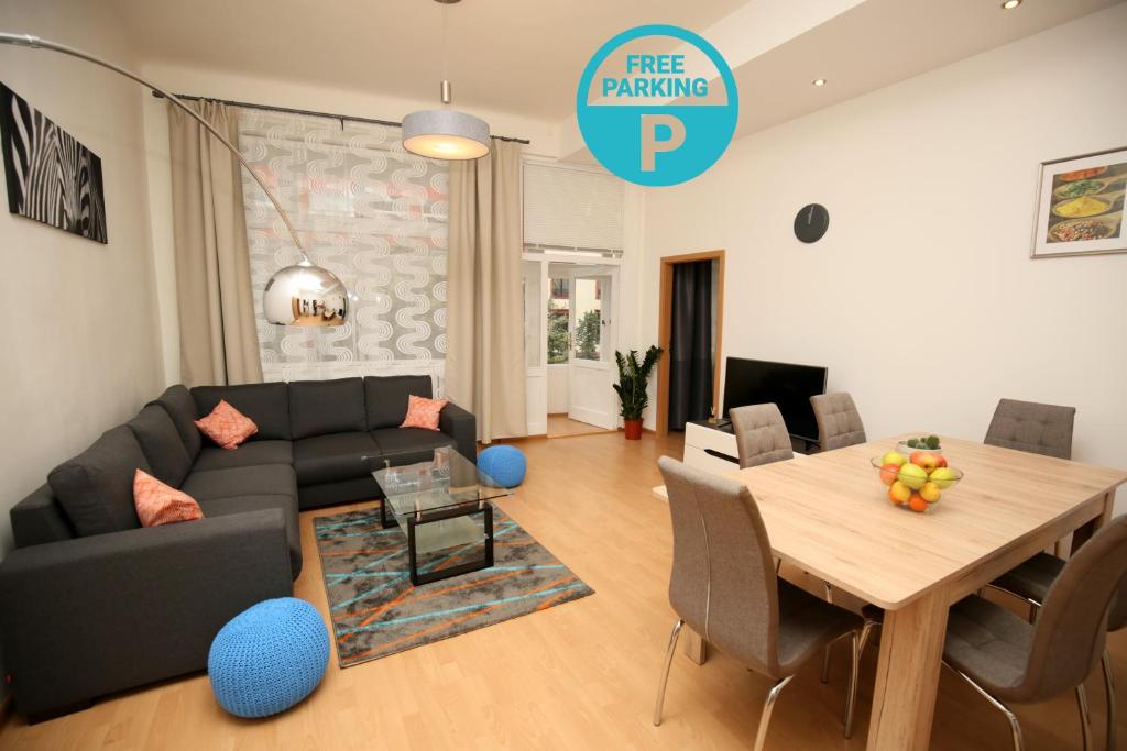 una sala de estar con un sofá y una mesa en GE Apartments, en Praga