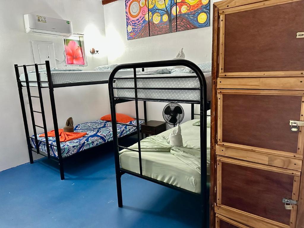 Postel nebo postele na pokoji v ubytování Luminosa Uvita Hostel