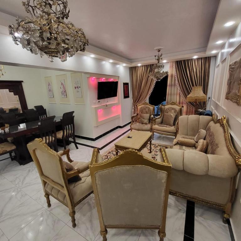 شقه فى ميامى بالاسكندريه مطله على البحر - Apartment With Sea View