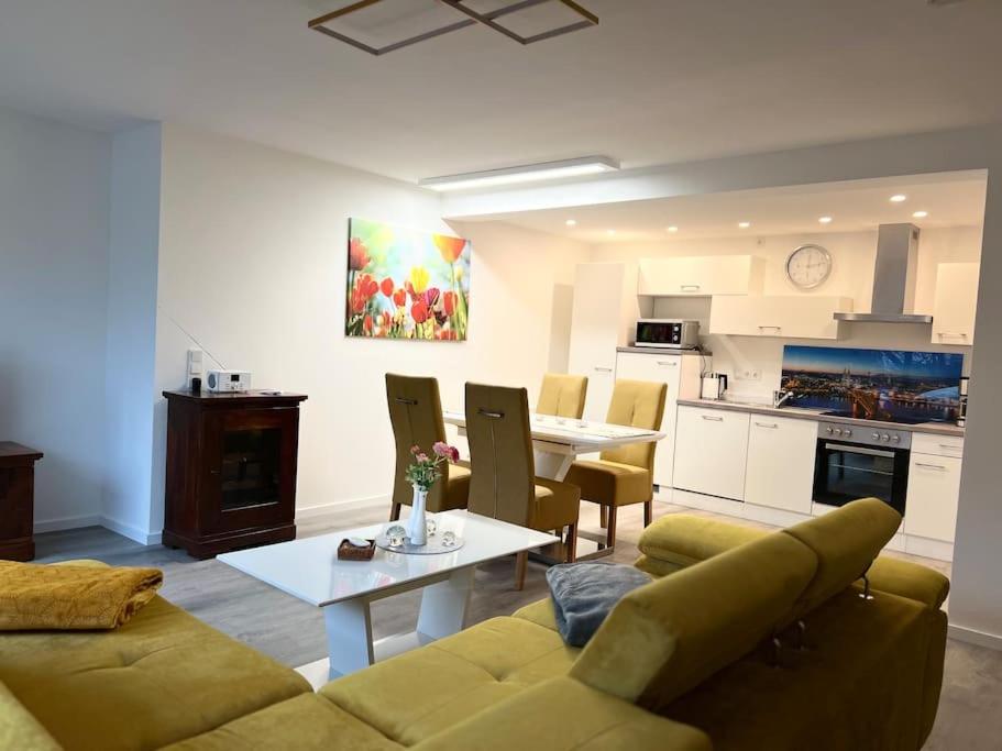 un soggiorno con divano e tavolo e una cucina di Wohnung im schönen Bielstein a Wiehl