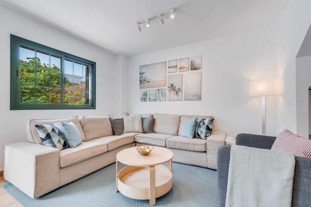 a living room with a couch and a table at Residencial Las Candelarias 30 in Agaete