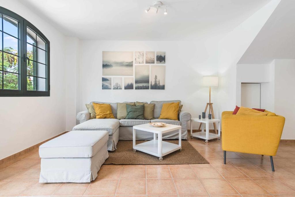 ein Wohnzimmer mit einem Sofa und einem Tisch in der Unterkunft Residencial Las Candelarias 34 in Agaete