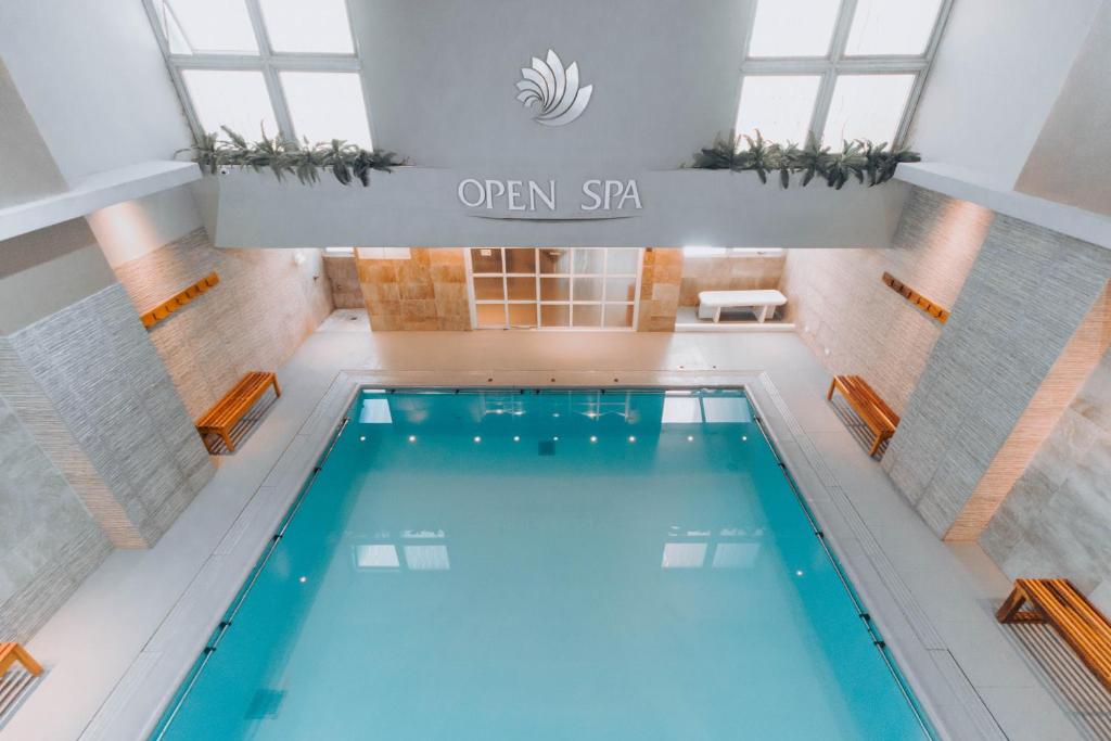 una vista aérea de una piscina en un edificio en Hotel Spa Republica en Mar del Plata