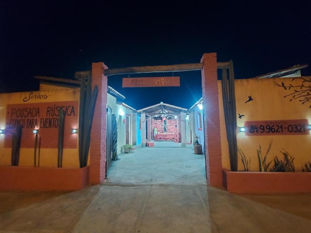 - l'entrée à un temple la nuit dans l'établissement Pousada Naturaly, à Serra Caiada