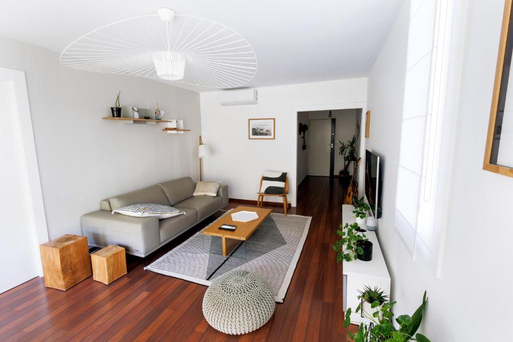 un salon avec un canapé et une table dans l'établissement Grand appartement T2, lumineux, au calme, au pied des Calanques, proche Mer, à Marseille