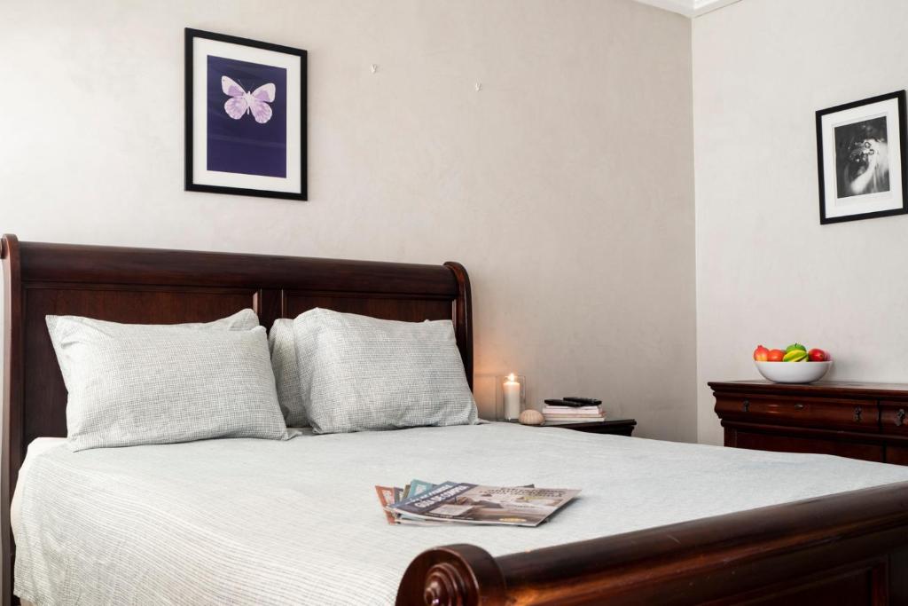 a bedroom with a bed with a book on it at Habitación en gran apartamento, Bella Vista in Santo Domingo