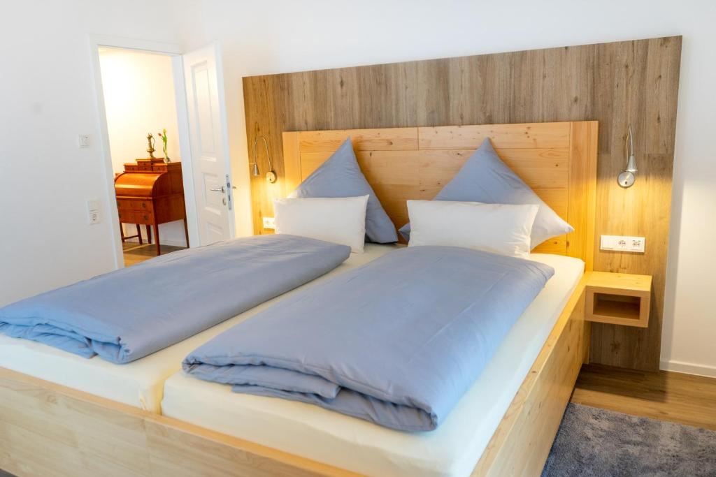 a bedroom with a large bed with a wooden headboard at Amtsgerichts Blick in Oppenheim