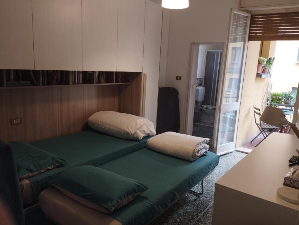 un letto con cuscini sopra di Appartamento spazioso in Mazzini a Bologna