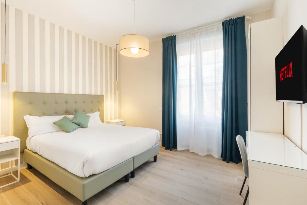 Schlafzimmer mit einem weißen Bett und einem TV in der Unterkunft AlbaDea Apartment in Rom