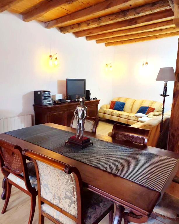 A television and/or entertainment centre at Casa Rural Casona Camino Pedraza - 4 Estrellas