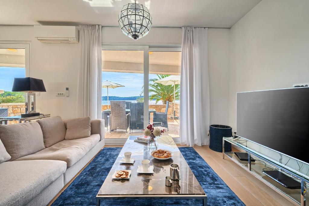 Televízia a/alebo spoločenská miestnosť v ubytovaní Livingstone Beach House