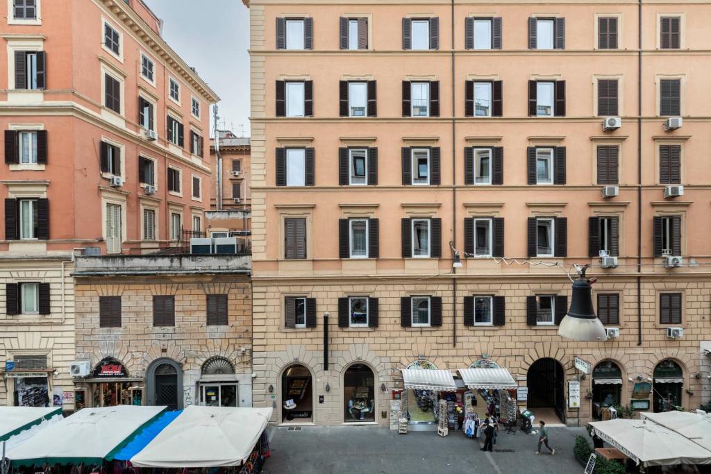 un grupo de edificios frente a una calle en numa I Linea, en Roma