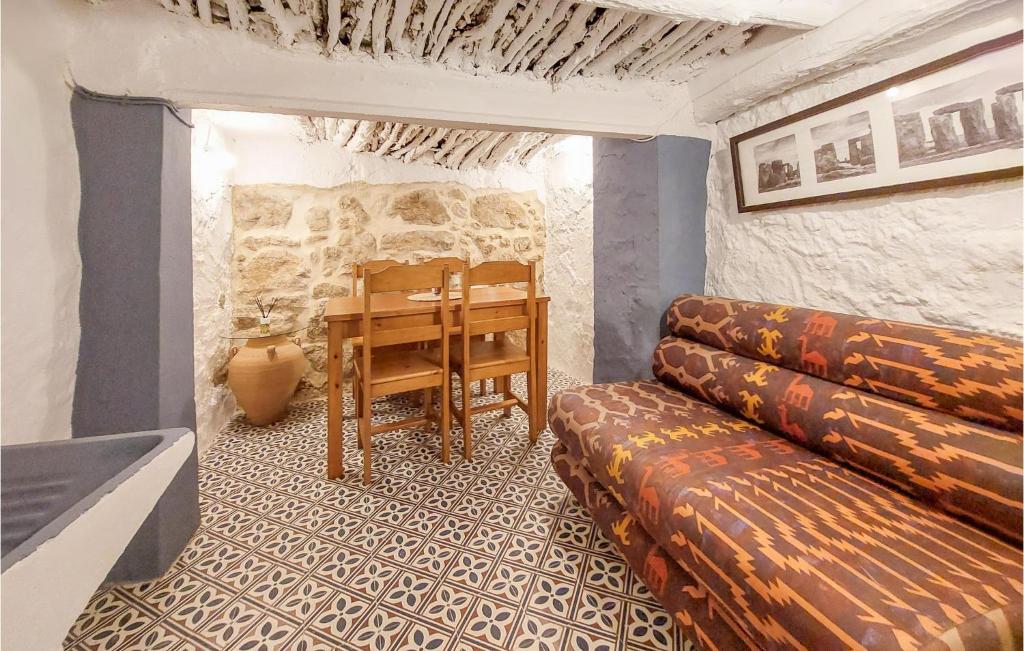 ein kleines Zimmer mit einem Tisch, einem Tisch und einem Sofa in der Unterkunft Gorgeous Home In El Gastor With Kitchenette in El Gastor