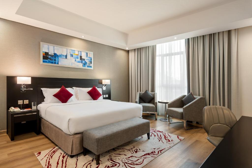 Cama ou camas em um quarto em Ramada by Wyndham Dubai Barsha Heights