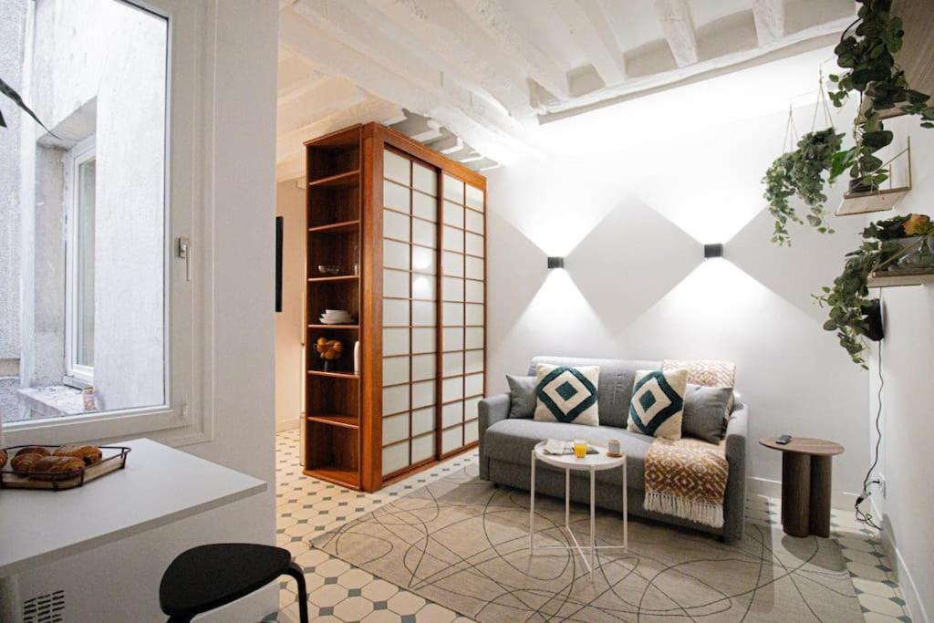 un salon avec un canapé et une table dans l'établissement cosy studio#heart of Le Marais.2, à Paris