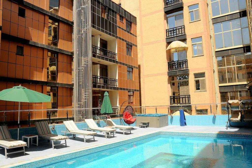 una piscina di fronte a un edificio di Emmad Furnished Hotel ad Addis Abeba
