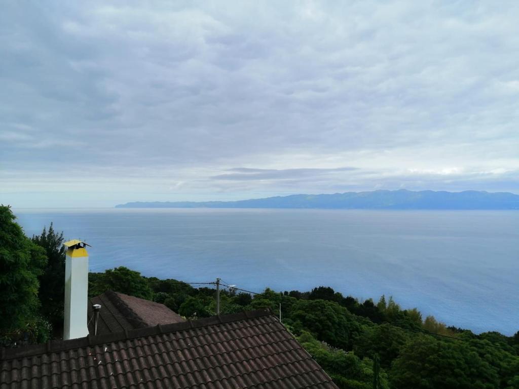 widok na ocean z domu w obiekcie Cantinho da Terra Alta w mieście Santo Amaro