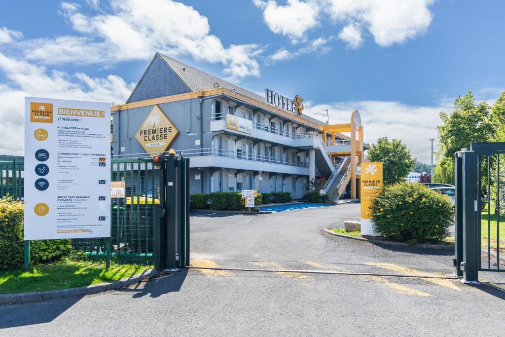 un edificio con una señal delante de él en Premiere Classe Deauville Touques, en Deauville