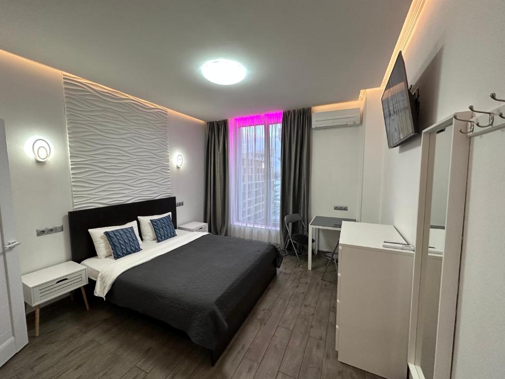een hotelkamer met een bed en een bureau bij Rybalsky Studio Apartment Podil - Dnipro View in Kiev