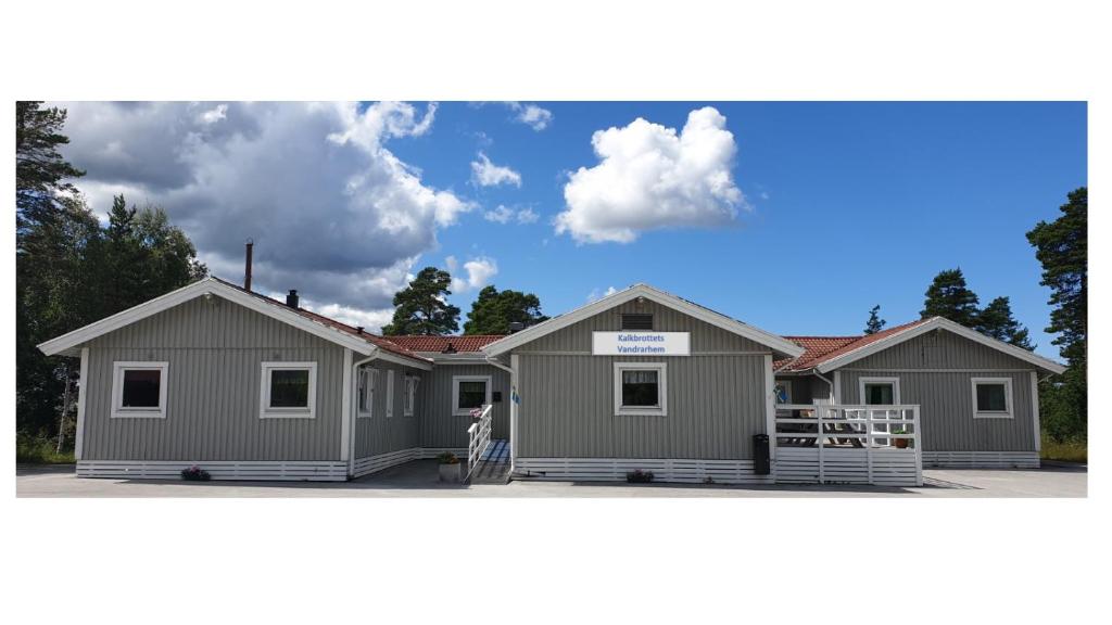 two pictures of a house at Kalkbrottets Vandrarhem in Slite
