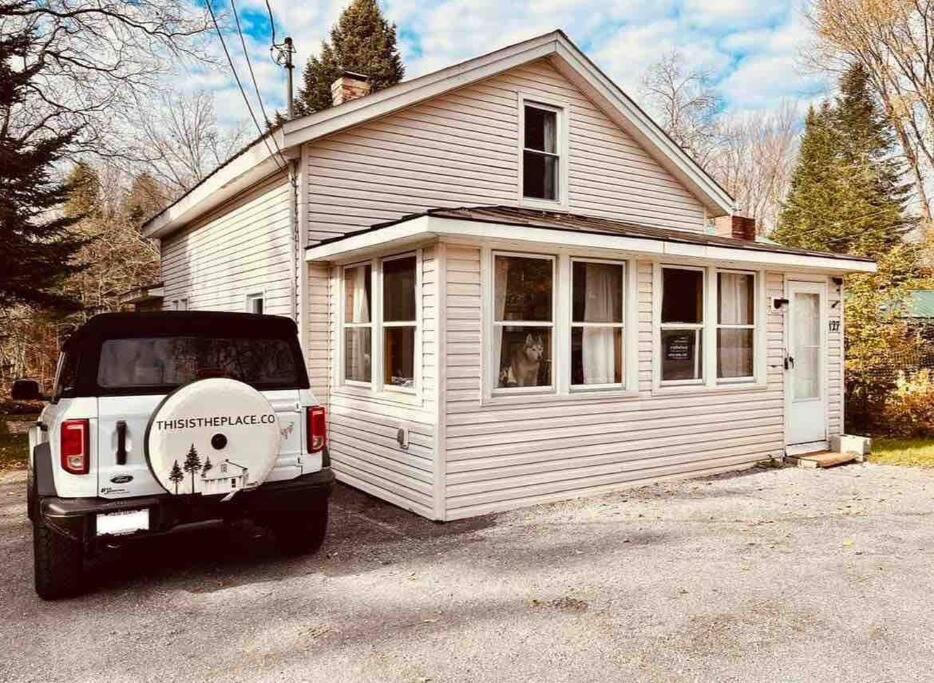 una furgoneta estacionada frente a una casa en Moose Riverside Bungalow 3BR Home Old Forge NY, en Old Forge