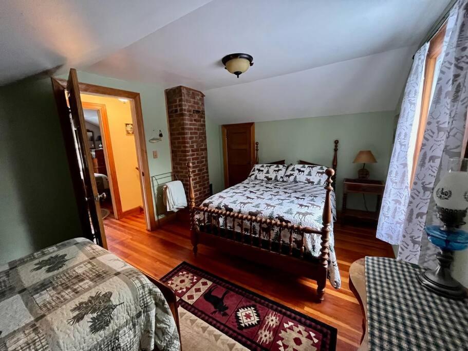Postel nebo postele na pokoji v ubytování Moose Riverside Bungalow 3BR Home Old Forge NY