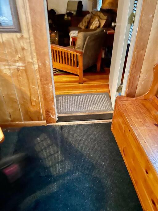 Posezení v ubytování Moose Riverside Bungalow 3BR Home Old Forge NY