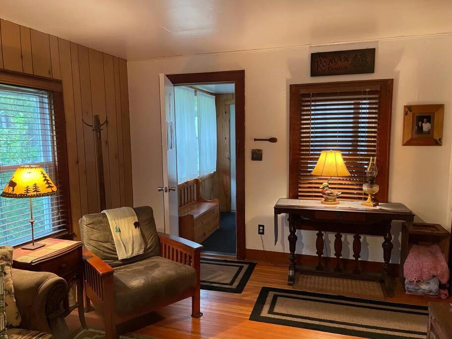 Posezení v ubytování Moose Riverside Bungalow 3BR Home Old Forge NY