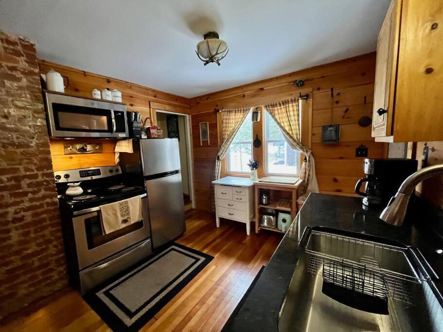Kuchyň nebo kuchyňský kout v ubytování Moose Riverside Bungalow 3BR Home Old Forge NY