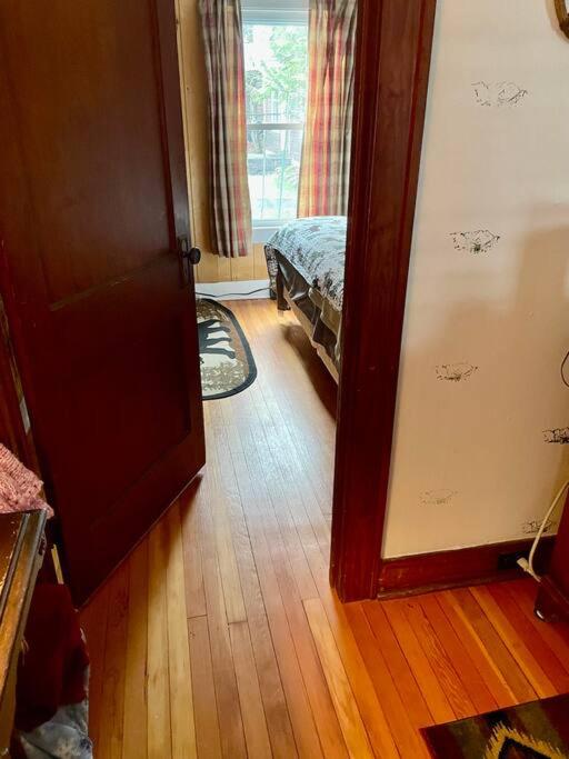 Posezení v ubytování Moose Riverside Bungalow 3BR Home Old Forge NY