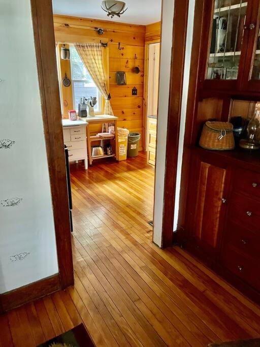 Kuchyň nebo kuchyňský kout v ubytování Moose Riverside Bungalow 3BR Home Old Forge NY