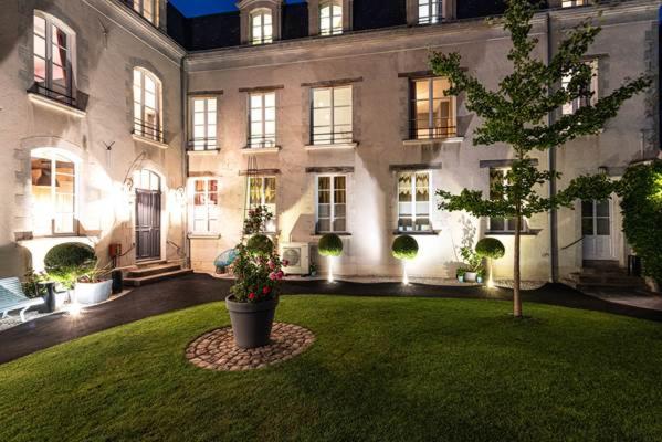 une grande maison avec une pelouse devant elle dans l'établissement A coté de la place du pilori, à Angers