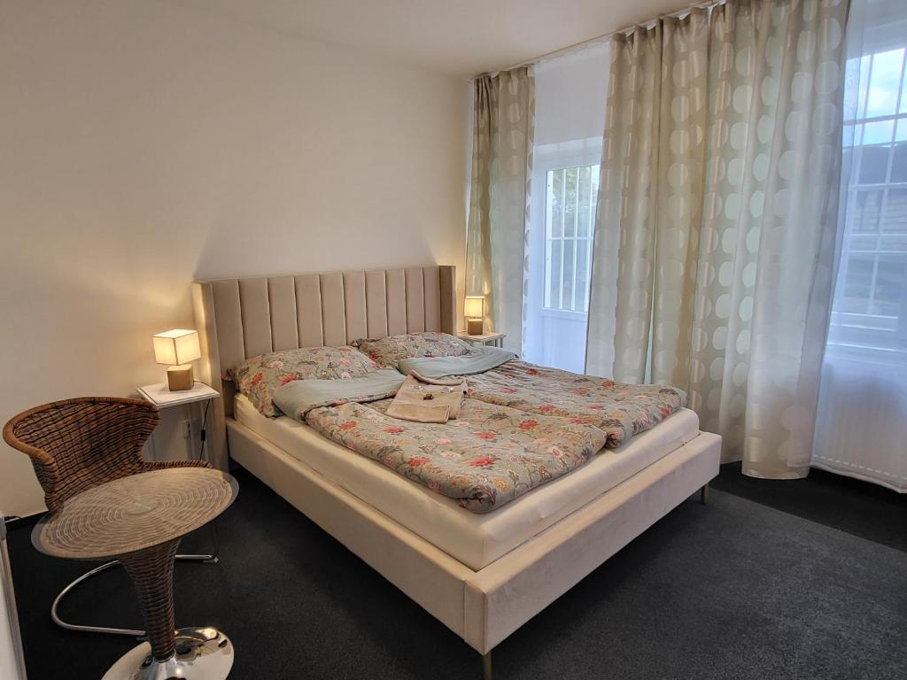 1 dormitorio con 1 cama, 1 silla y 1 ventana en Baterky, en Praga