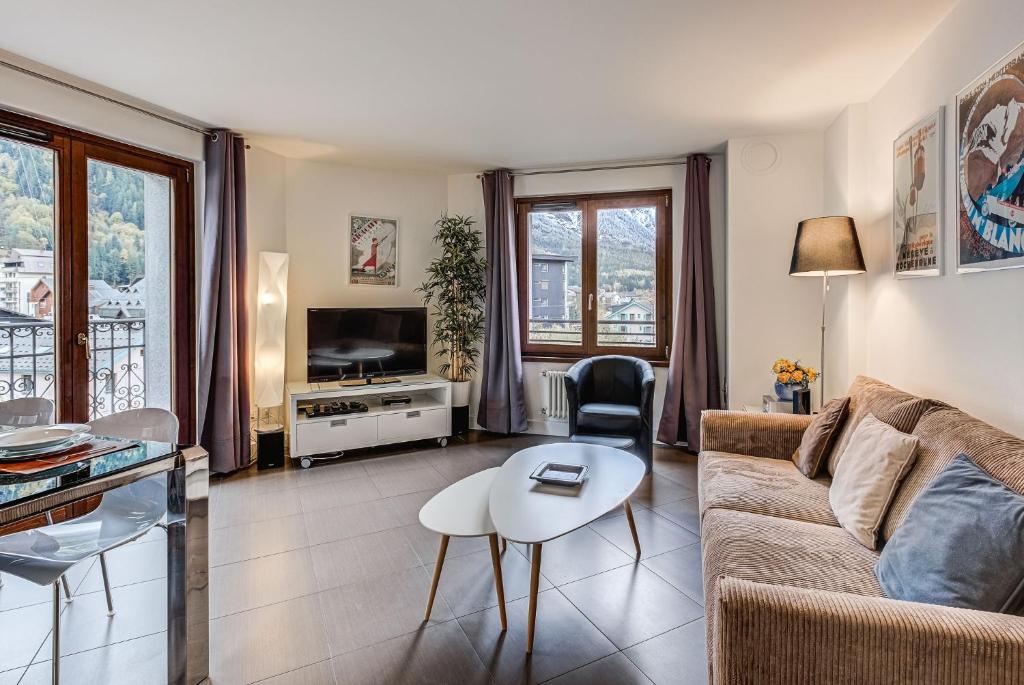 sala de estar con sofá y mesa en Apartment Alpes IV - Alpes Travel - Central Chamonix (sleeps 4), en Chamonix-Mont-Blanc