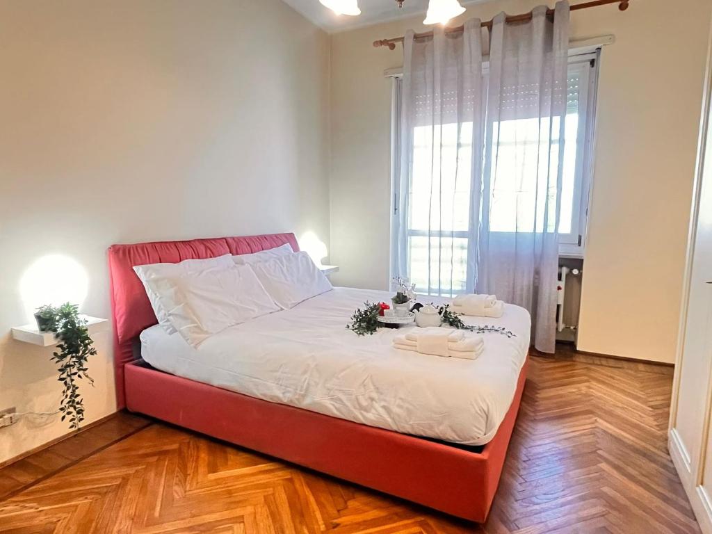 a bedroom with a large bed with a red frame at sky apartment a due passi dalla stazione in Collegno