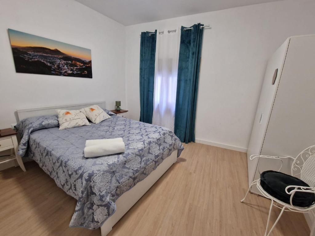 sypialnia z łóżkiem i krzesłem w obiekcie Casa Victoria w mieście Bargas