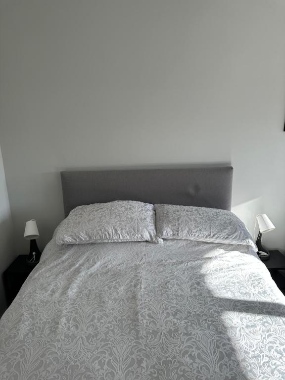 Postel nebo postele na pokoji v ubytování Pineridge Snug
