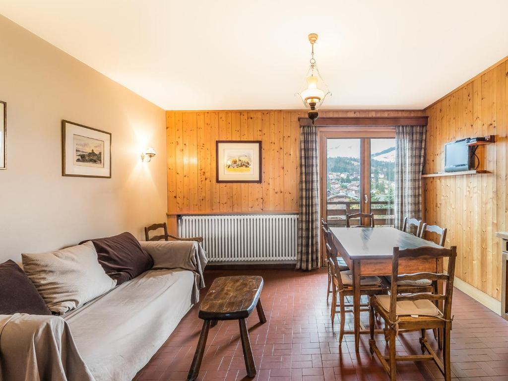 uma sala de estar com um sofá e uma mesa em Appartement Megève, 3 pièces, 4 personnes - FR-1-453-80 em Megève